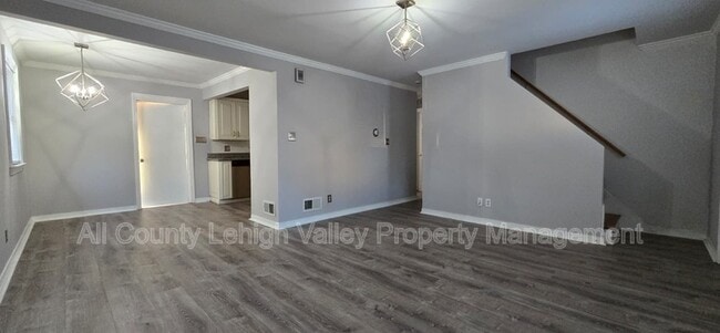 Building Photo - 1560 Riegel St