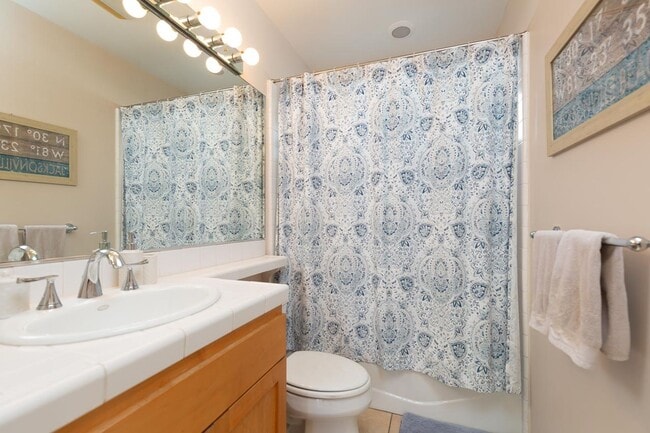 Building Photo - 2 Bed 2 Bath Condo (Avail. 12/1)