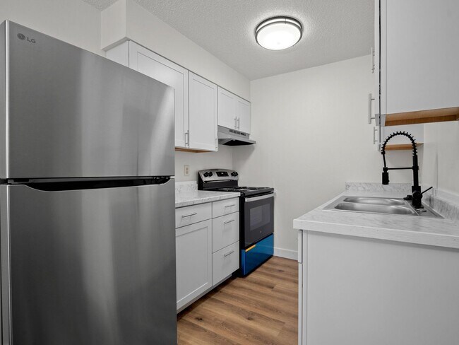 Building Photo - Remodeled 1 Bedroom, 1 Bathroom Apartment- Close to shopping!
