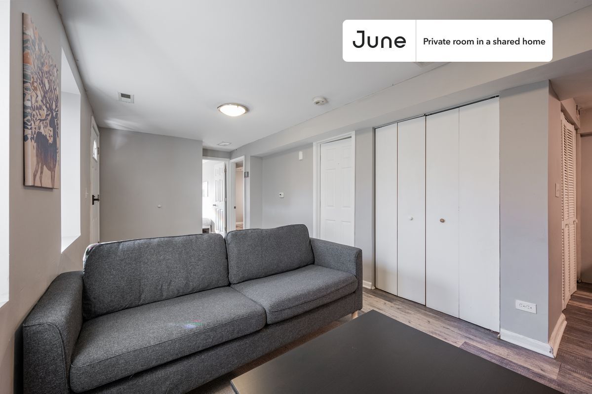 Building Photo - Room in Shared 3 bed/2 bath home