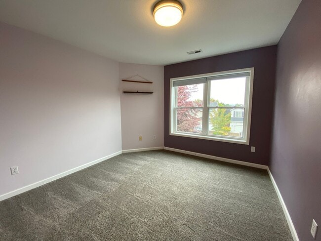 Building Photo - Beautiful 5 Bedroom Home!