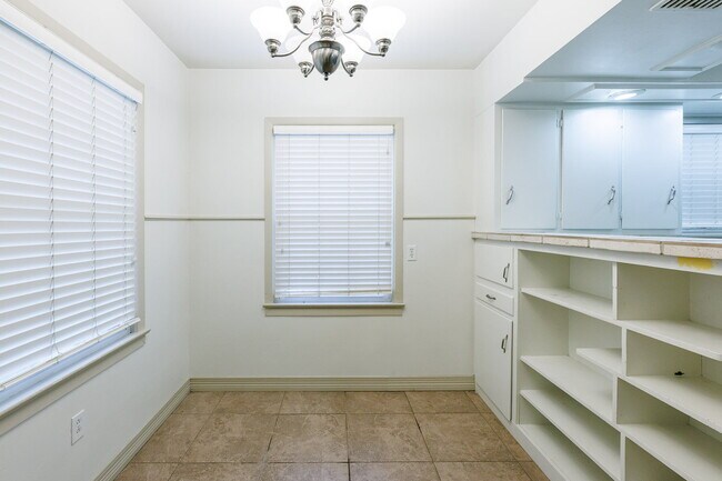 Building Photo - Large 3 bedroom in Tech Terrace