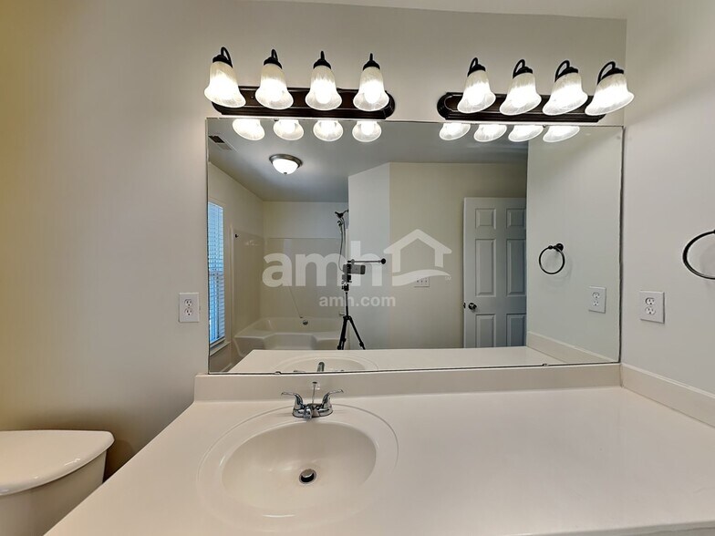 Building Photo - 1015 Farmingham Ln