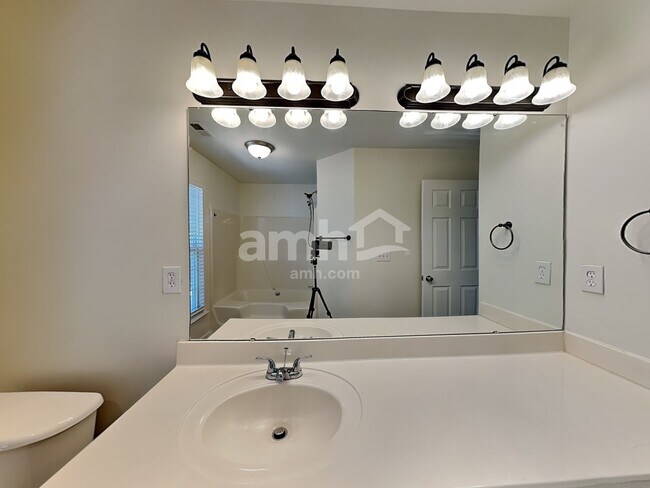 Building Photo - 1015 Farmingham Ln