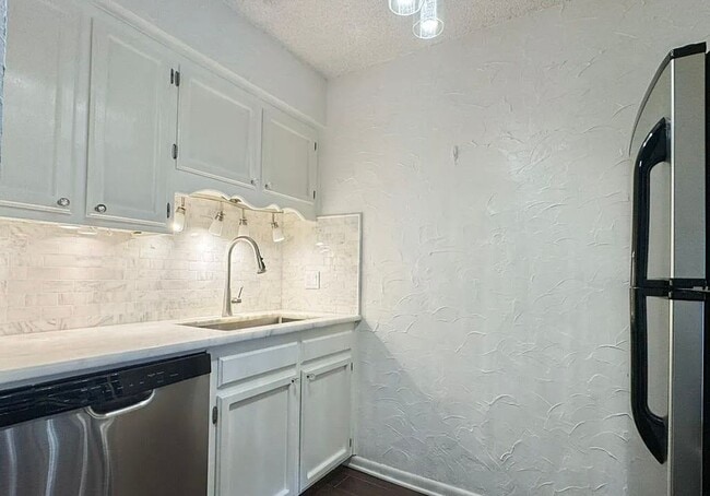 Building Photo - 1 Bed 1 Bath Condo with Community Pool and...