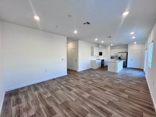 Building Photo - $2,950 Ashlan & Highland - Clovis 4 Bedroom/ Solar Panels/ Tesla Power Wall