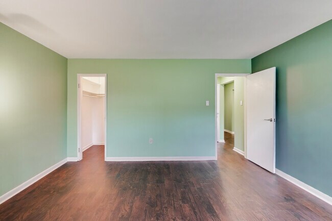 Building Photo - 7420 Lakeview Dr