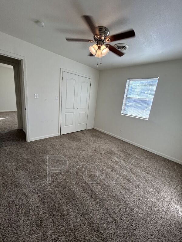 Building Photo - 1301 E 9th St