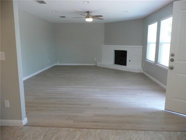 Building Photo - 11216 Applewood Dr