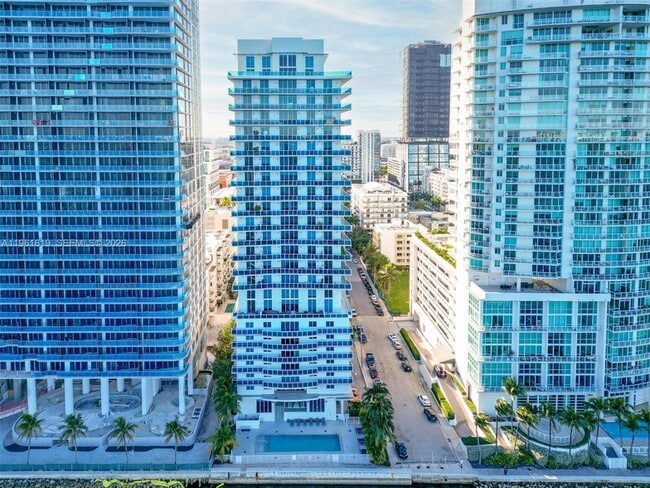 Building Photo - 700 NE 25th St