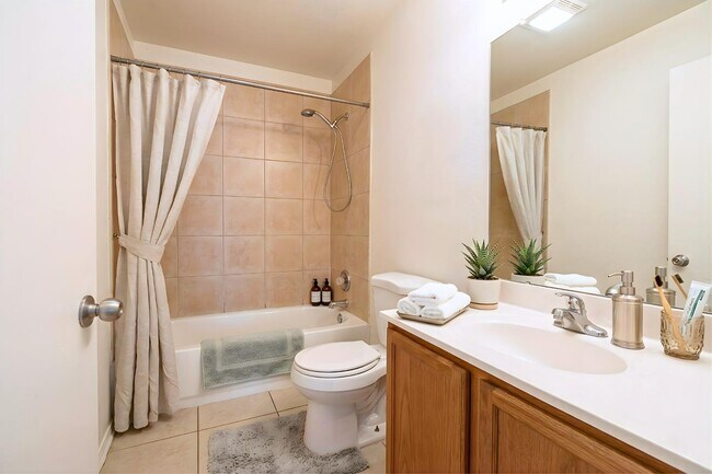 Building Photo - 1702 W Shangri La Rd