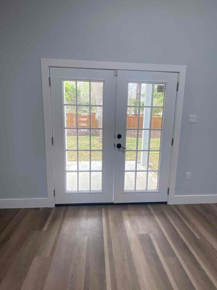 Building Photo - 1006 W Leland Ave