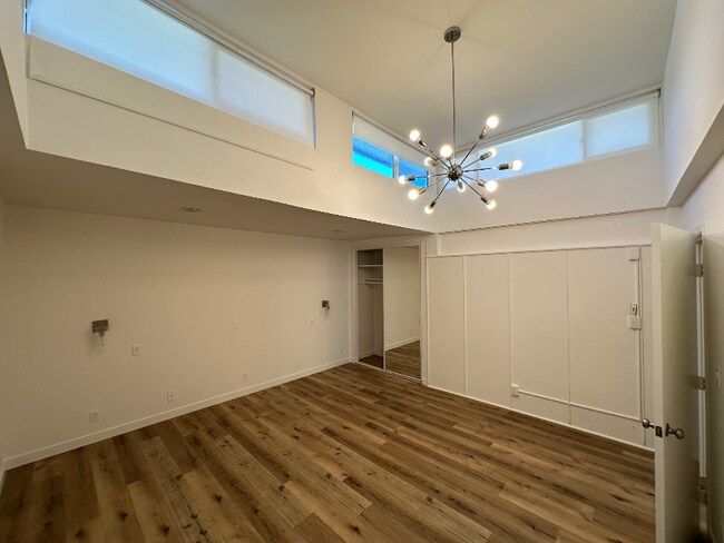 Building Photo - 160 S Hayworth Ave