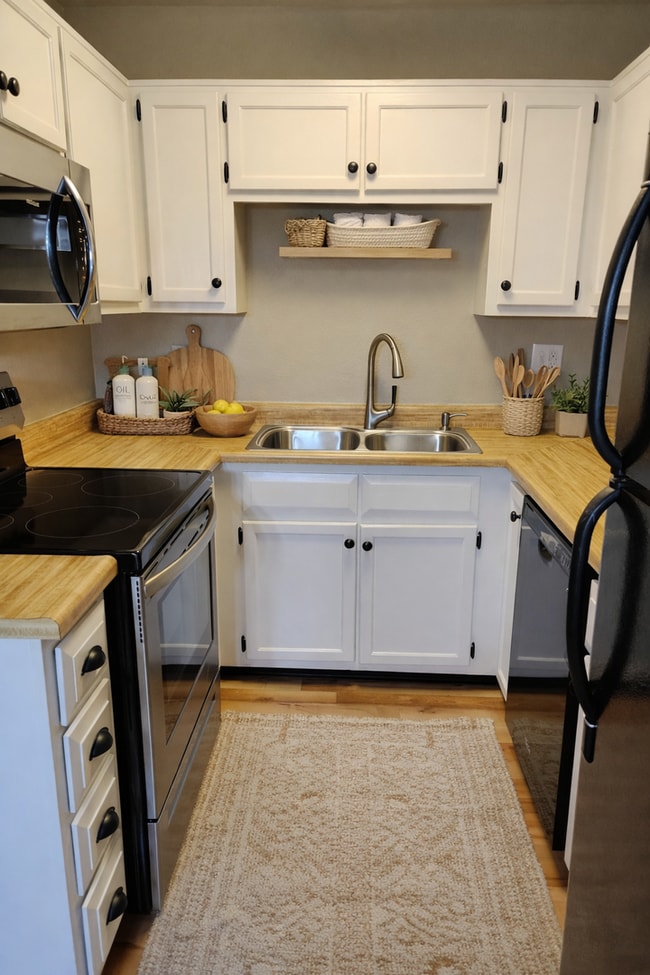 Building Photo - Great 2 bedroom single level townhome in quiet neighborhood