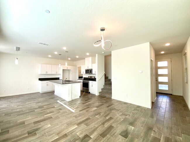 Building Photo - $2,195, 3 Bedroom In Gated Community with ...