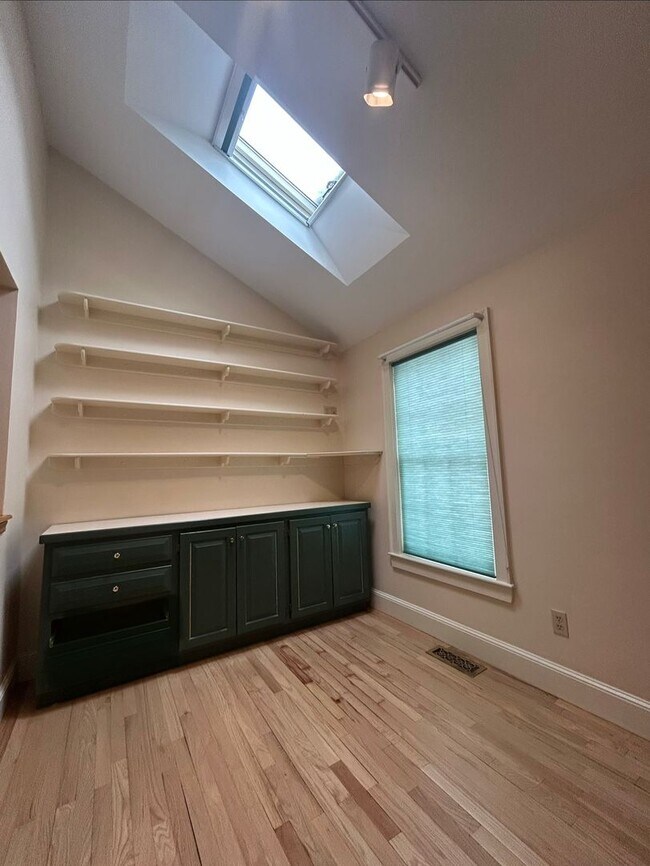 Building Photo - Beautiful 4 Bed/2.5 Bath Condo Available Now in Portsmouth NH |