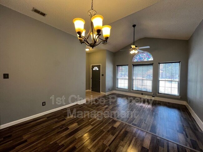 Building Photo - 7904 Fox Chase Dr