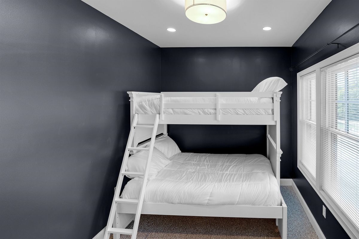 Building Photo - 13 Greenscapes, 9