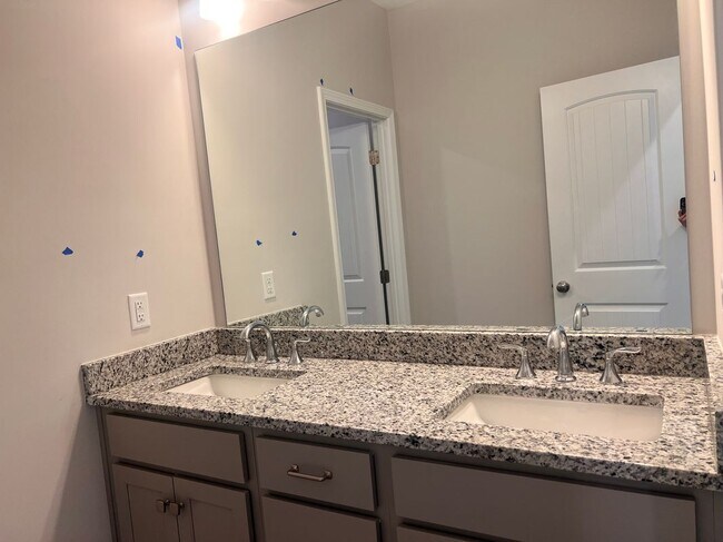 Building Photo - 8024 English Ivy Ct