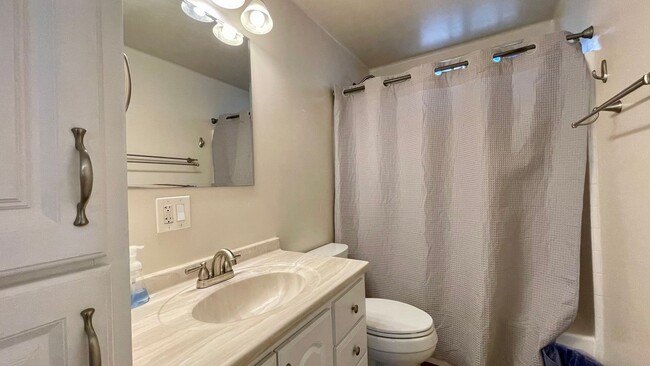 Building Photo - Charming 2 Bedroom, 2 Bathroom Bungalow wi...