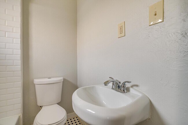Building Photo - Large 4 Bed, 2 Bath in the heart of Histor...