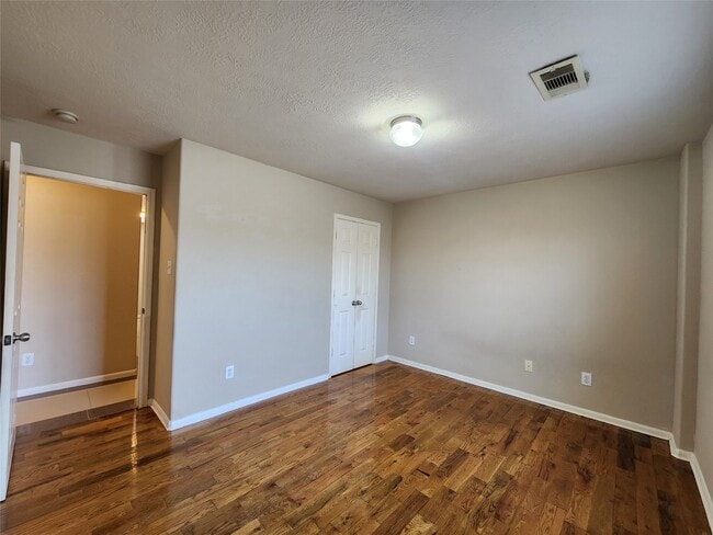 Building Photo - 11111 Valley Kings Dr