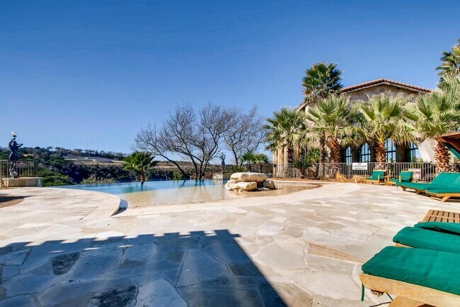 Building Photo - 303 Highland Village Cove