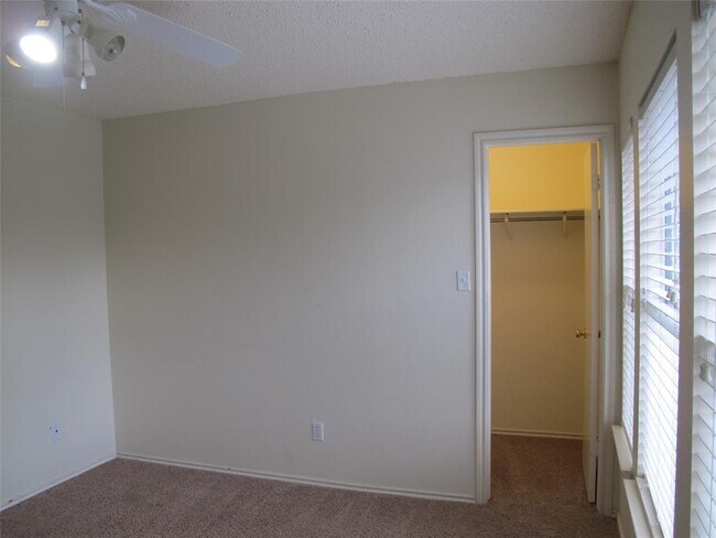 Building Photo - 2011 Jasper Ln