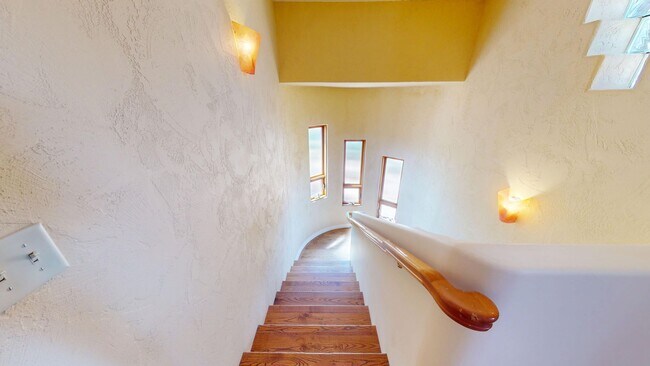 Building Photo - Custom Adobe style home in exclusive Navajo Ridge