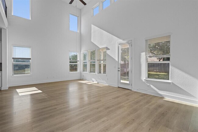 Building Photo - 724 Pinnacle View Dr