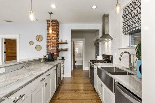 Building Photo - 206 Cabeza St