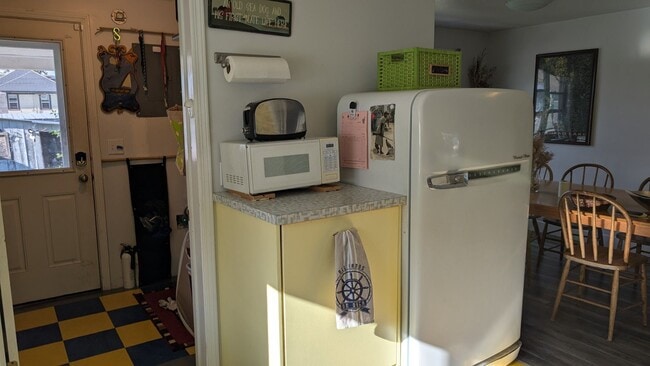 Building Photo - Our Western-Coastal Shabby Chic house Avai...