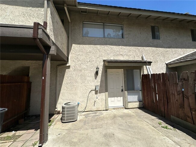 Building Photo - 1501 E Fairfield Ct