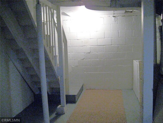 Building Photo - 823 Elm St