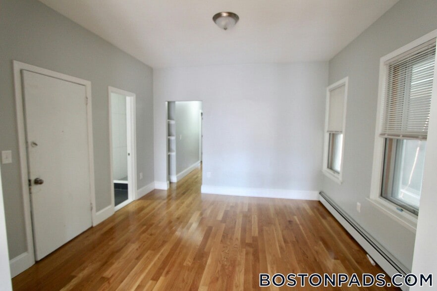 Building Photo - 460 Saratoga St