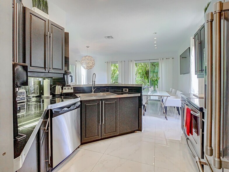 Building Photo - 1000 Ave of the Champions