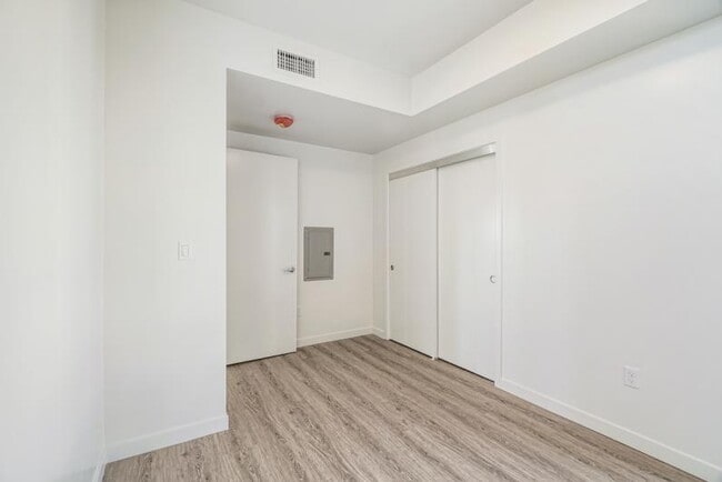 Building Photo - New Contemporary Sunny Apartment With Views