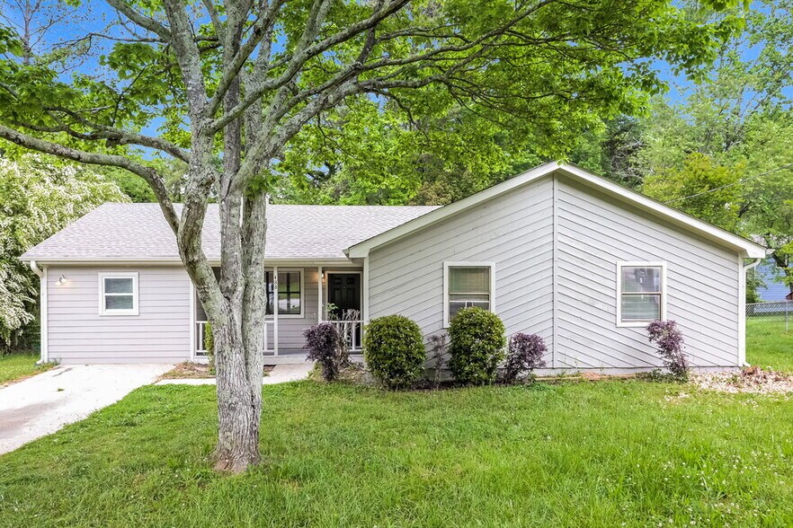 Primary Photo - 488 Carillon Ln