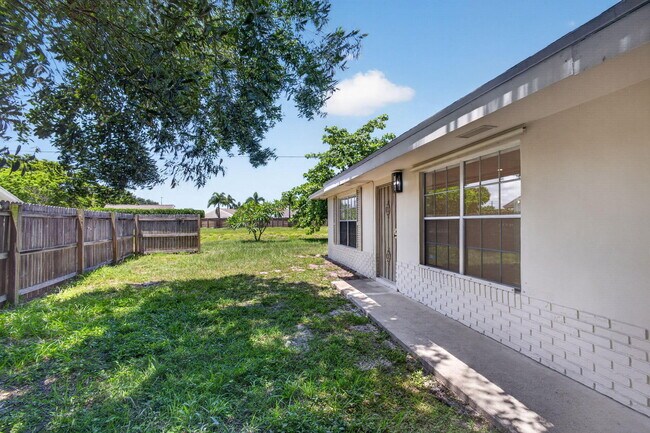 Building Photo - 3943 Roan Ct W