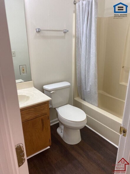 Building Photo - 306 Oriole Dr