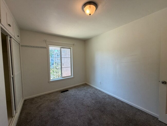 Building Photo - ***$400 Off the first 3 months*** Charming 3-Bedroom Home with a spacious yard and modern ameniti...