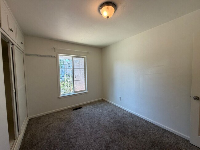 Building Photo - 564 E Street