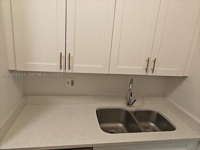 Building Photo - 10228 Twin Lakes Dr