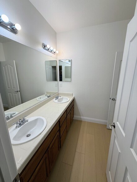 Building Photo - 5424 Knotty Pine Way