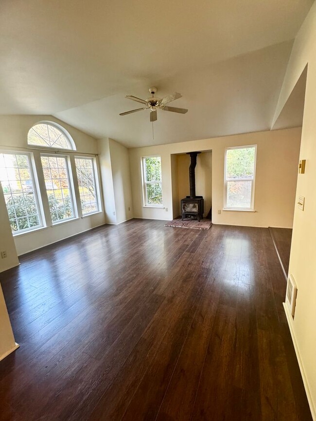 Building Photo - Cozy single-story home In Poulsbo.