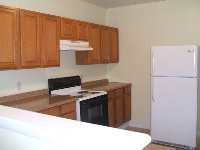 Building Photo - 4 Bedroom house---walk to Forsyth in 15 mi...