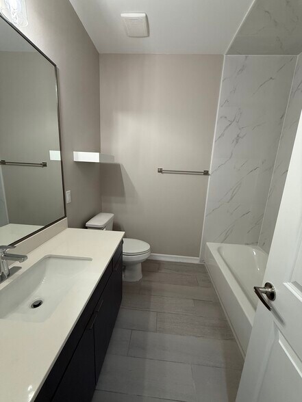 Building Photo - 1412 S Xanthia St