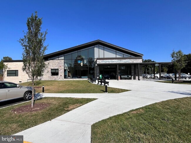 Building Photo - 15100 Interlachen Dr