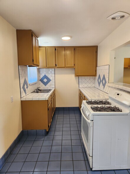 kitchen - 1450 W 220th St