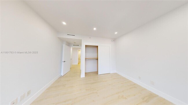 Building Photo - 21050 NE 38th Ave